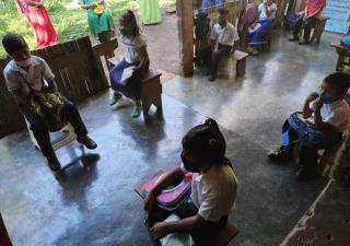 Niños Ngäbes celebran el día internacional de los pueblos indígenas