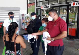 Regional de Coclé distribuye mascarillas