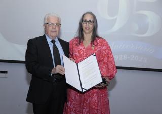Reina Roa recibe reconocimiento por su contribución a la salud pública de Panamá