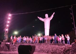 Realizan encendido de luces en El Cristo redentor de San Miguelito para celebrar mes de la cinta rosada