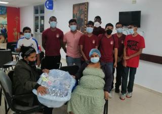 Entregan canastillas en San Miguelito
