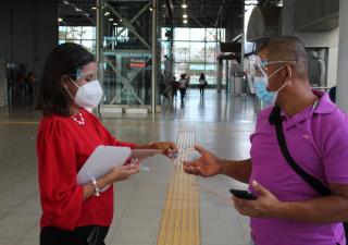 Regional de San Miguelito entrega pantallas faciales a usuarios del Metro de Panamá  
