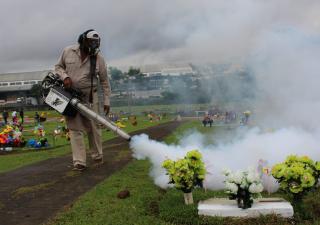 Equipo de Control de Vectores nebuliza cementerios en San Miguelito previo al día de los difuntos