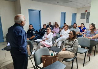 Funcionarios de Regional en San Miguelito reciben capacitación sobre el uso de EPP en caso de COVID-19.