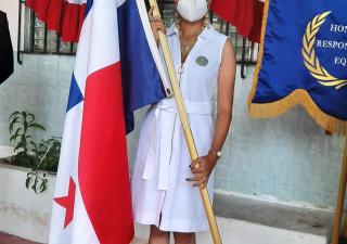 Consejo municipal de San Miguelito distingue a directora regional como abanderada