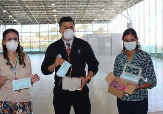 Regional de San Miguelito colabora distribuyendo mascarillas.