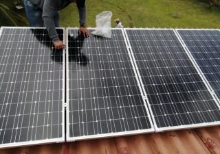 Regional de Salud de Colón continúa con la instalación de paneles solares