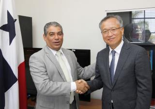 Embajador de Corea visita Ministerio de Salud.