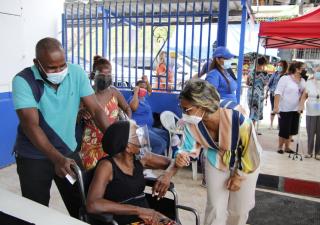 Coordinado y en orden segundo día de vacunación en San Miguelito 