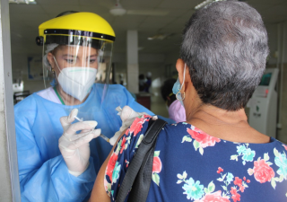 Vacunación a adultos mayores en San Miguelito.