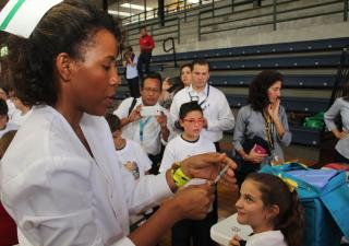 Población acude aplicarse vacuna contra la influenza