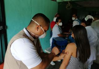 “Vacúnate en tu barrio” se desplaza al corregimiento de Curundú