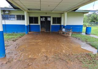 Brindan atención médica a residentes de Loma de Quebro afectada por las inundaciones