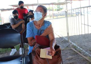 Veragüenses se vacunan contra la Covid-19