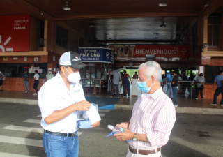 Regional de Veraguas entrega mascarillas en Terminal de Santiago