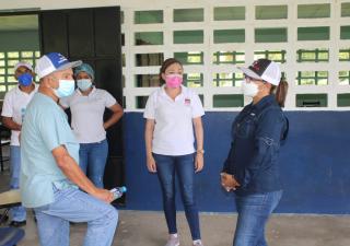 Directora regional de Veraguas verifica proceso de vacunación en 9-3