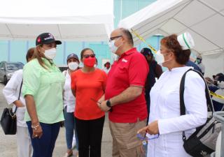 Ministra Ruíz visita auto rápido en Santiago mall