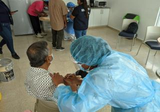 Pacientes de hemodiálisis en Santiago reciben vacuna