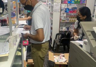 Operativo interinstitucional contra farmacia en Santiago de Veraguas