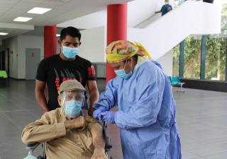 Continúa proceso de vacunación a pacientes de hemodiálisis en Veraguas
