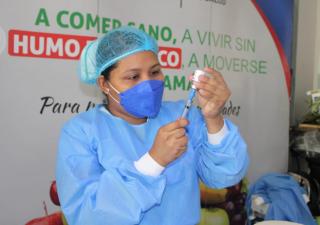 Cientos de veragüenses acuden a aplicarse su vacuna contra la Covid-19