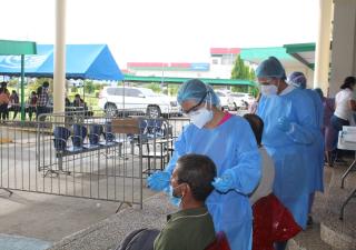 Veragüenses acuden a realizarse hisopados