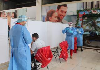 Realizan hisopados en centro comercial en Santiago