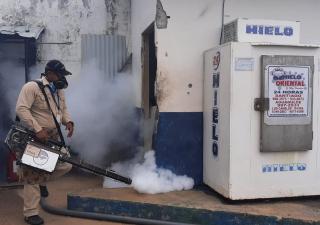 Fumigan el Toco Castillo en Santiago