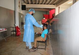 Veragüenses acuden a punto fijo en busca de hisopados 
