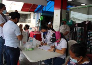 Aplican vacunas contra la influenza en la Avenida Central de Santiago 