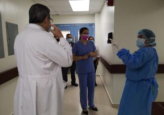 Ministra Turner entrega pruebas serológicas en el HSMA