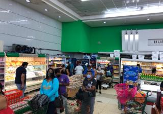 Funcionarios de Salud sancionan a cadenas de supermercados en Panamá Oeste