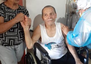 Adultos encamados de Veraguas reciben la vacuna contra la COVID-19