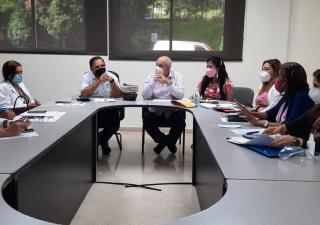 Autoridades de salud presentan propuesta a gremios médicos