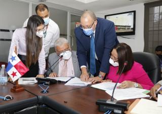 Aprueban traslado de partida al Minsa para pago de compromisos  