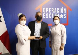 Enfermeras entregan placas de reconocimiento por ardua labor en pandemia 