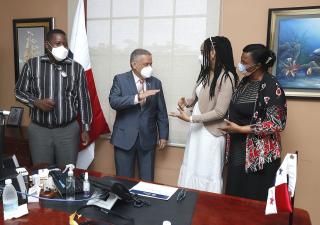 Vice ministro del MINSA recibe a estudiante destacada 
