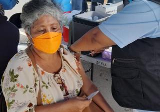 Realizan vacunación en Rufina Alfaro
