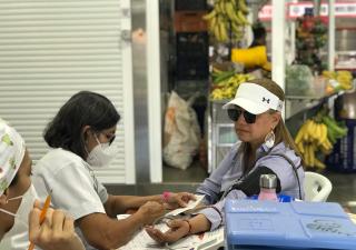 Jornada de vacunación en el Merca Chitré  Como parte de sus actividades extra muros, equipos de Enfermería de la Región de Salud de Herrera realizaron una jornada de prestación de servicios de salud, en más instalaciones de Merca Chitré. Entre los servici