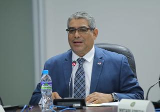 Uso de mascarilla previene contagio de virus respiratorios: ministro Sucre  
