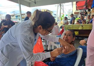 Veragüenses acuden a puntos de vacunación habilitados este fin de semana.