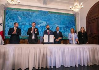 Presidente Cortizo Cohen firma decreto que  reglamenta la nueva Ley de Medicamentos 
