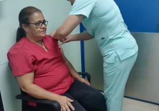 Se aplican casi 4,000 dosis de vacunas contra la influenza en Los Santos 