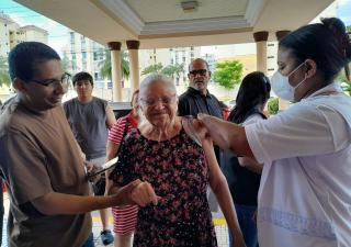Cientos de personas  acudieron a los puestos fijos de vacunación en San Miguelito 