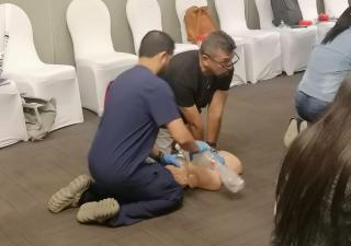  Médicos de la región Metropolitana de salud toman curso de soporte vital básico