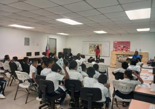 Región de salud de Colón aborda varios temas de salud con estudiantes  