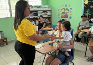Madres bocatoreñas reciben inducción sobre guías de alimentos saludables