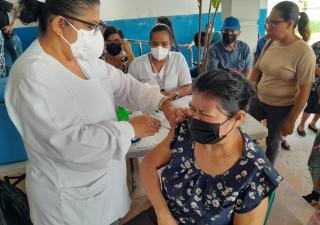 Enfermería continúa vacunando contra la influenza en Coclé
