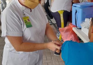 Autoridades reiteran a la población vacunarse contra la influenza