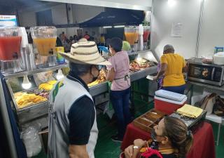 Salud verifica puestos de alimentos en feria de artesanías 